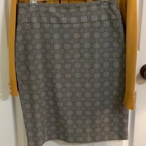 🦋 SOHO straight, stretch pull on skirt in gray plaid, Medium